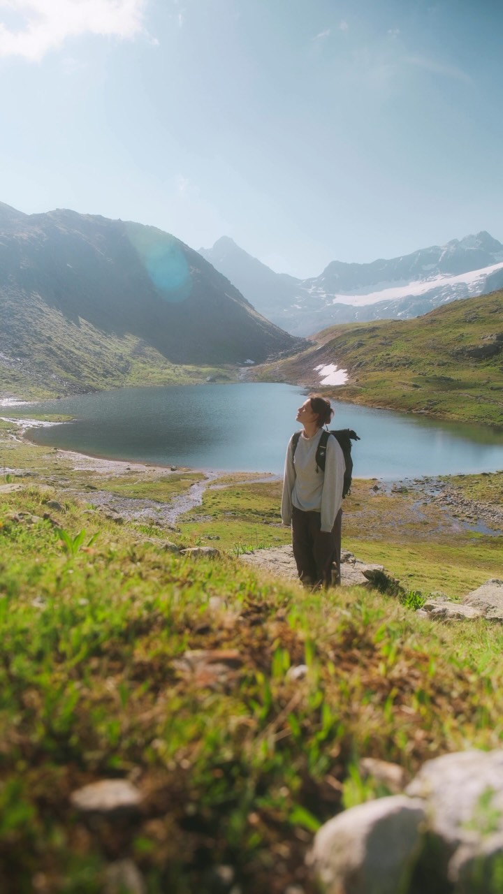 Vom Dischma zur Grialetschhütte – und danach zurück zum Geniessen. ⛰️🍹
Ein Morgen voller Bergluft, Weitblick und stiller Momente. Nach der Wanderung wartet im Hotel Edelweiss der wohlverdiente Apéro – der perfekte Abschluss eines Tages in den Davoser Bergen.
From Dischma to the Grialetsch Hut – and back to enjoy the moment. ⛰️🍹
A morning filled with fresh mountain air, wide-open views and quiet moments. After the hike, a well-deserved apéro awaits at Hotel Edelweiss – the perfect ending to a day in the Davos mountains.